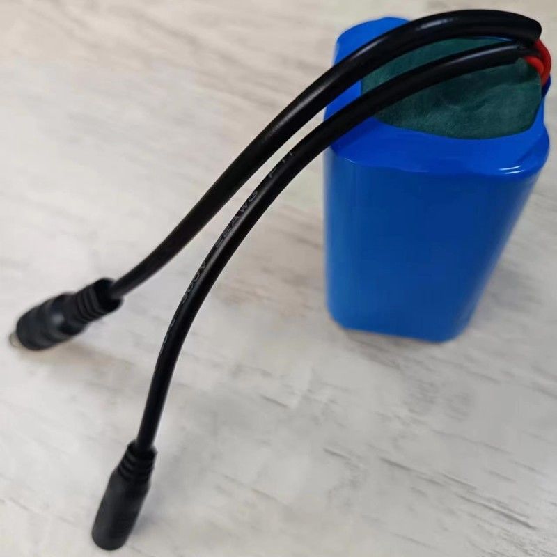 Batteria a striscia a LED 7.4V Capacità massima per 4 celle 18650 Batteria con presa a corrente continua